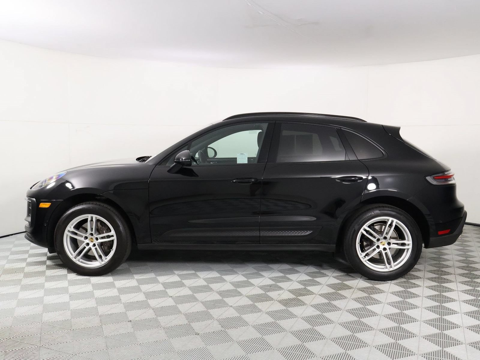 Certified 2023 Porsche Macan AWD/4WD image 2