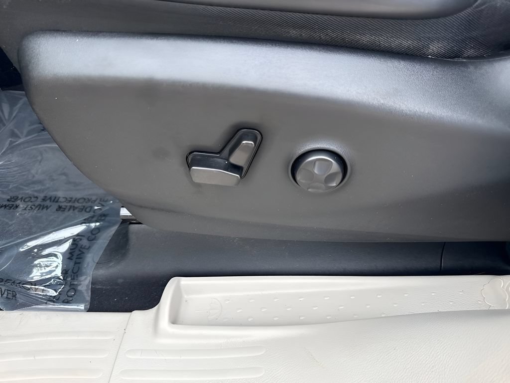 Used 2023 Chrysler Pacifica Touring-L FWD image 10
