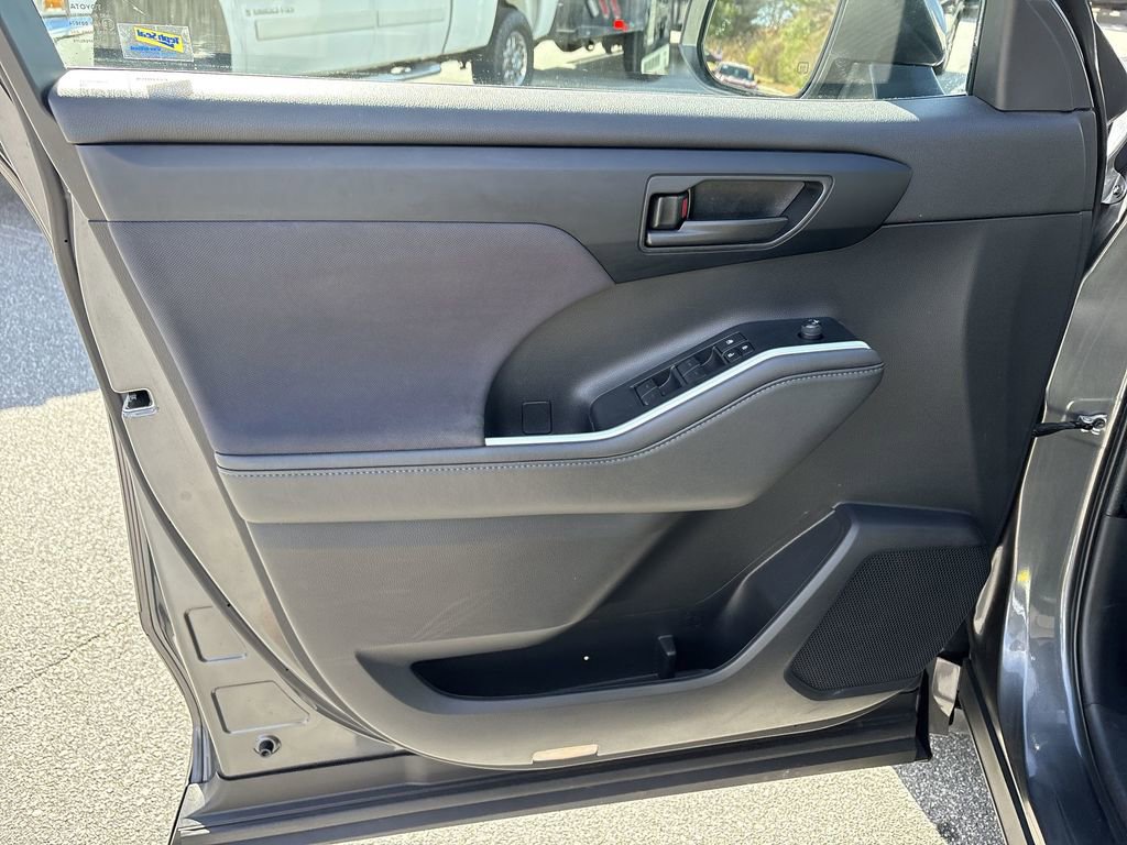 Used 2023 Toyota Highlander LE image 23
