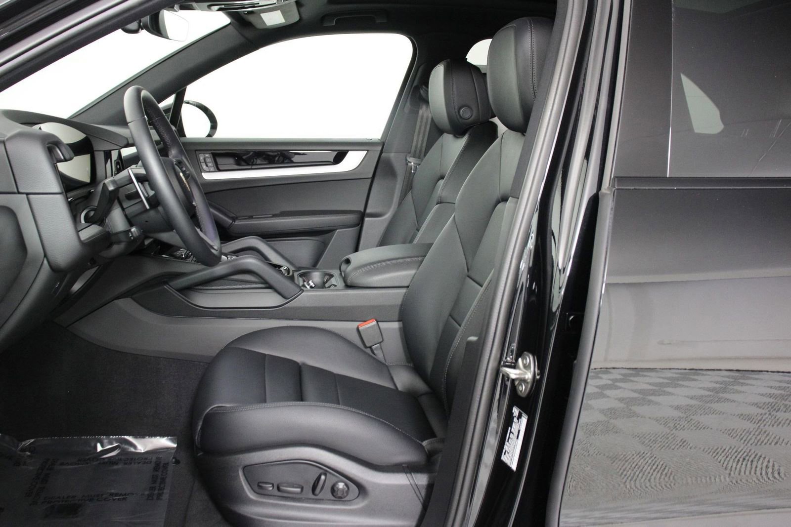 Certified 2025 Porsche Cayenne image 5