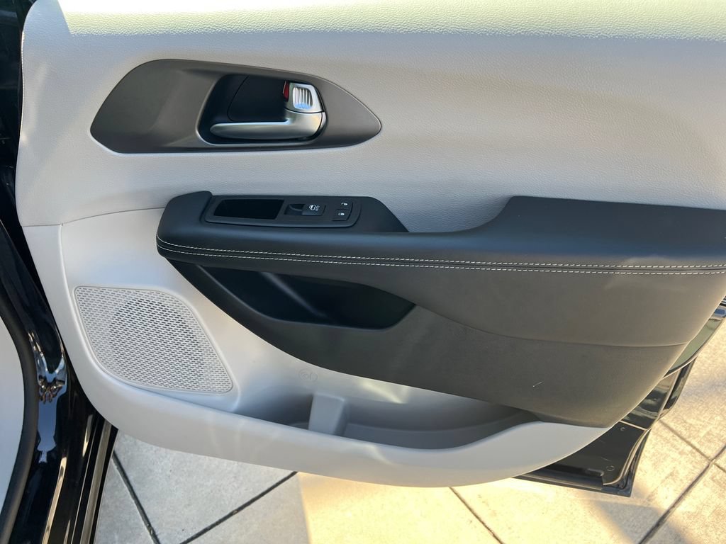 Used 2023 Chrysler Pacifica Touring-L FWD image 6