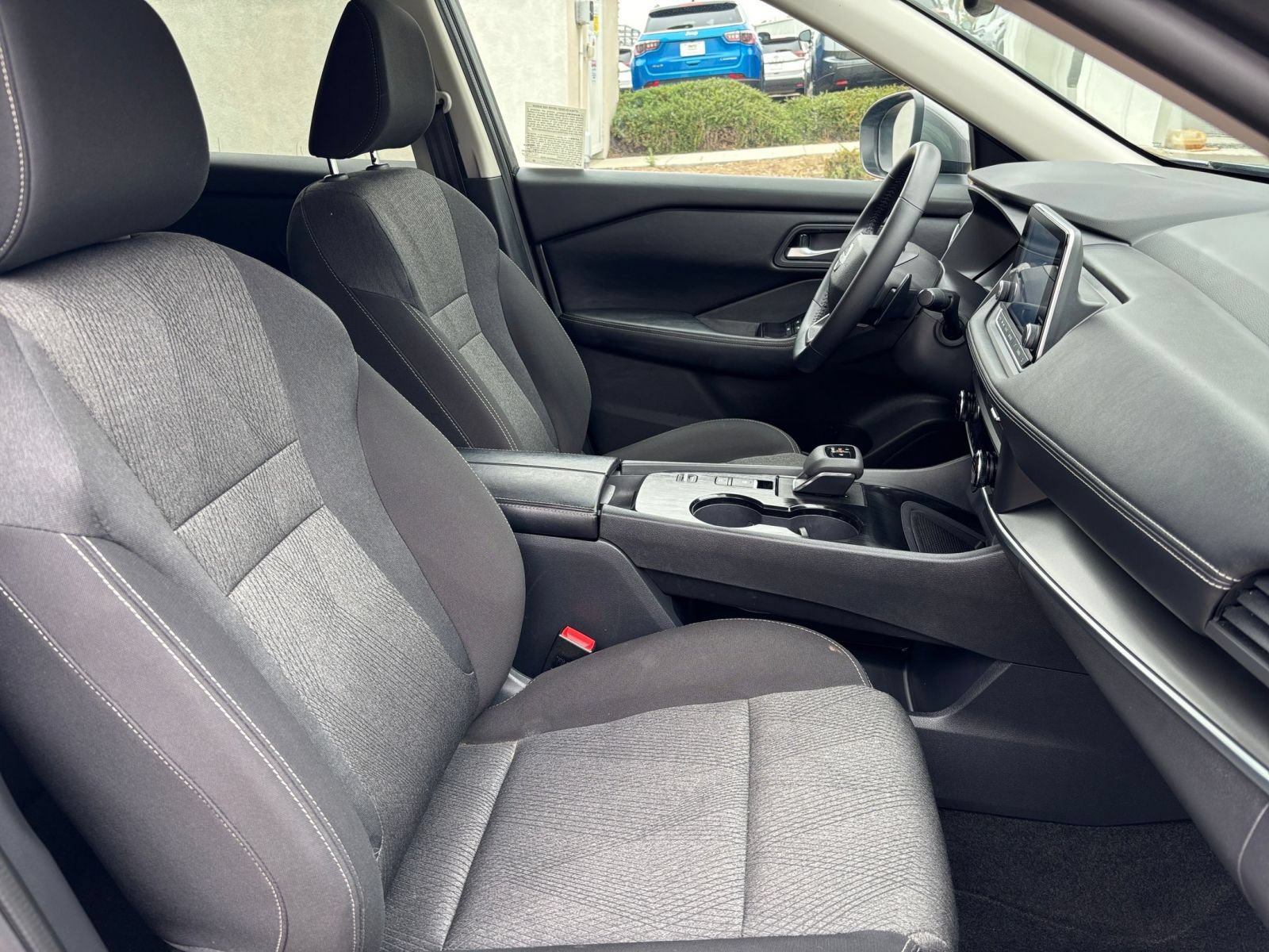 Used 2025 Nissan Rogue SV FWD image 38