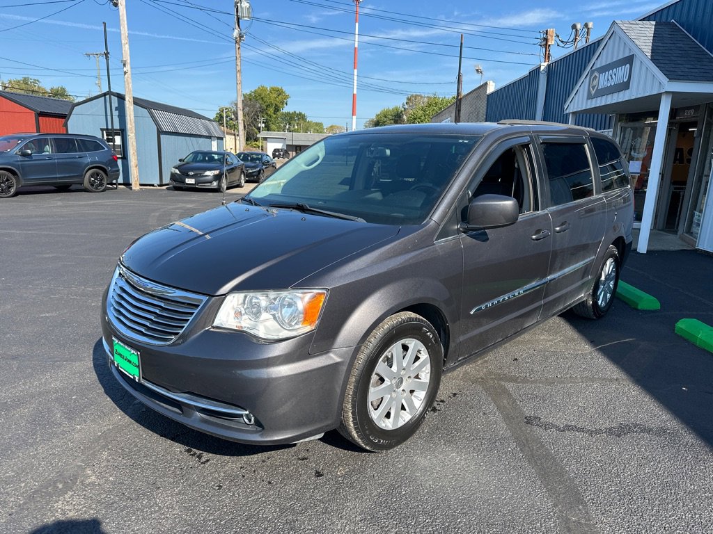 Used 2016 Chrysler Town & Country Touring image 3