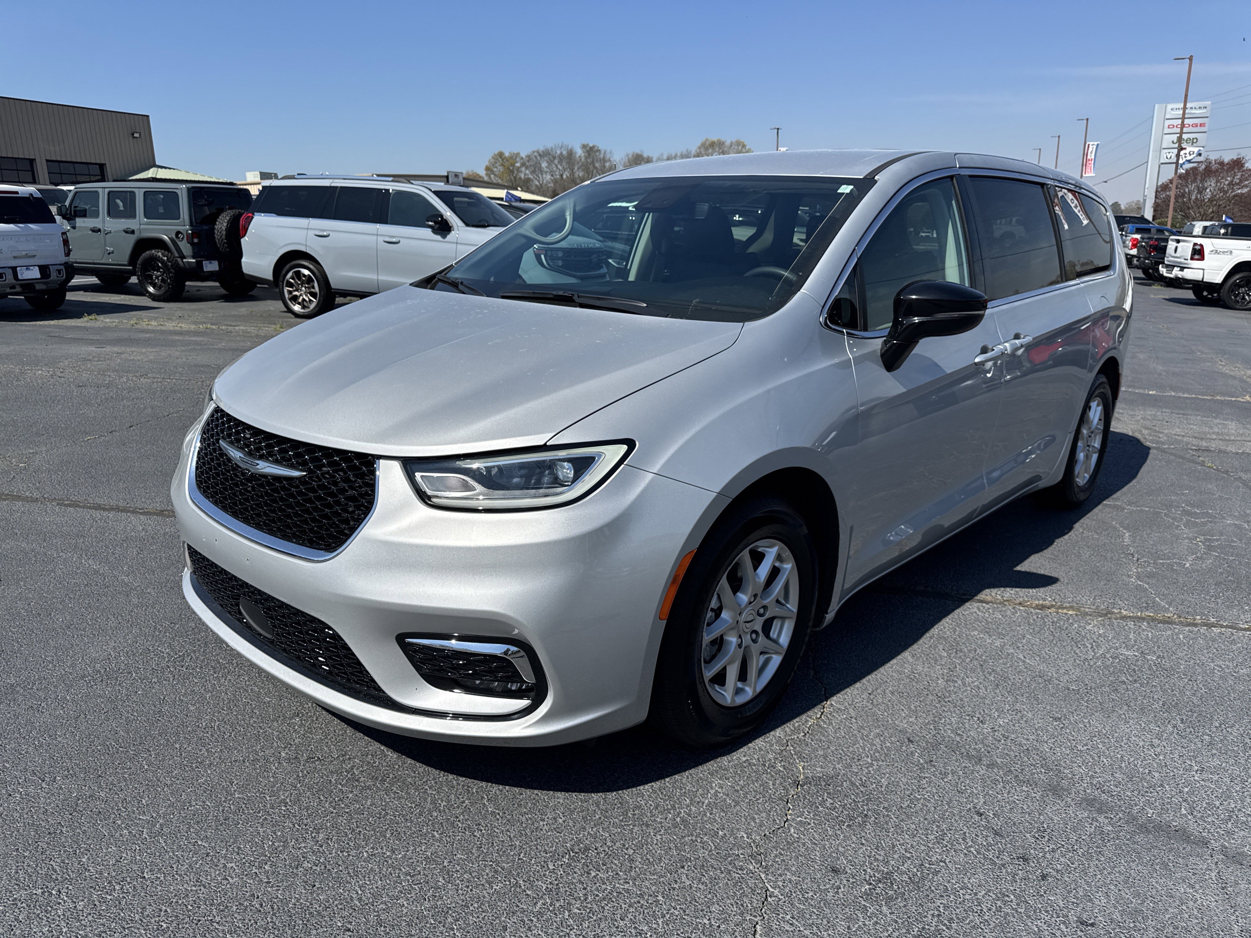 Used 2024 Chrysler Pacifica Touring-L image 2