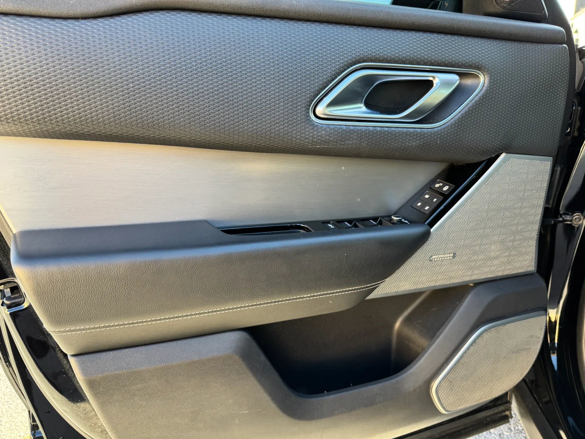 Used 2019 Land Rover Range Rover Velar R-Dynamic SE AWD/4WD image 14