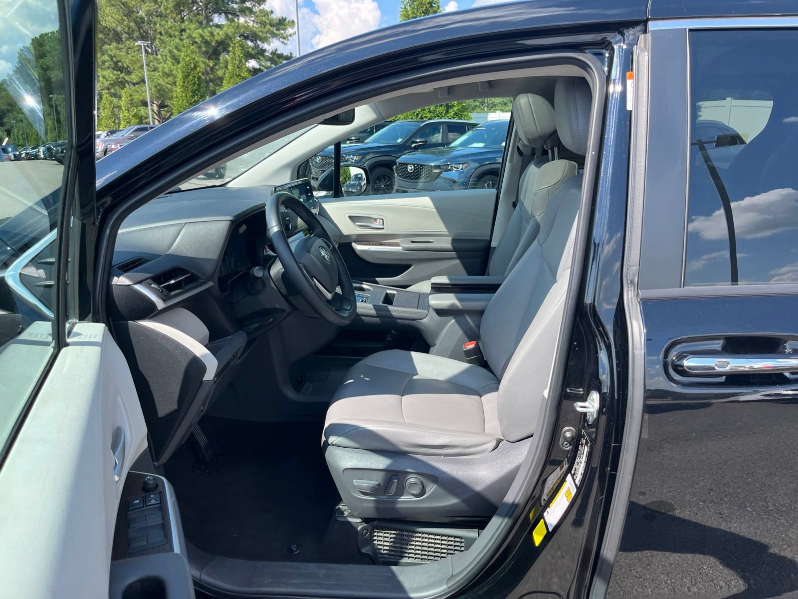 Used 2021 Toyota Sienna XLE FWD image 26