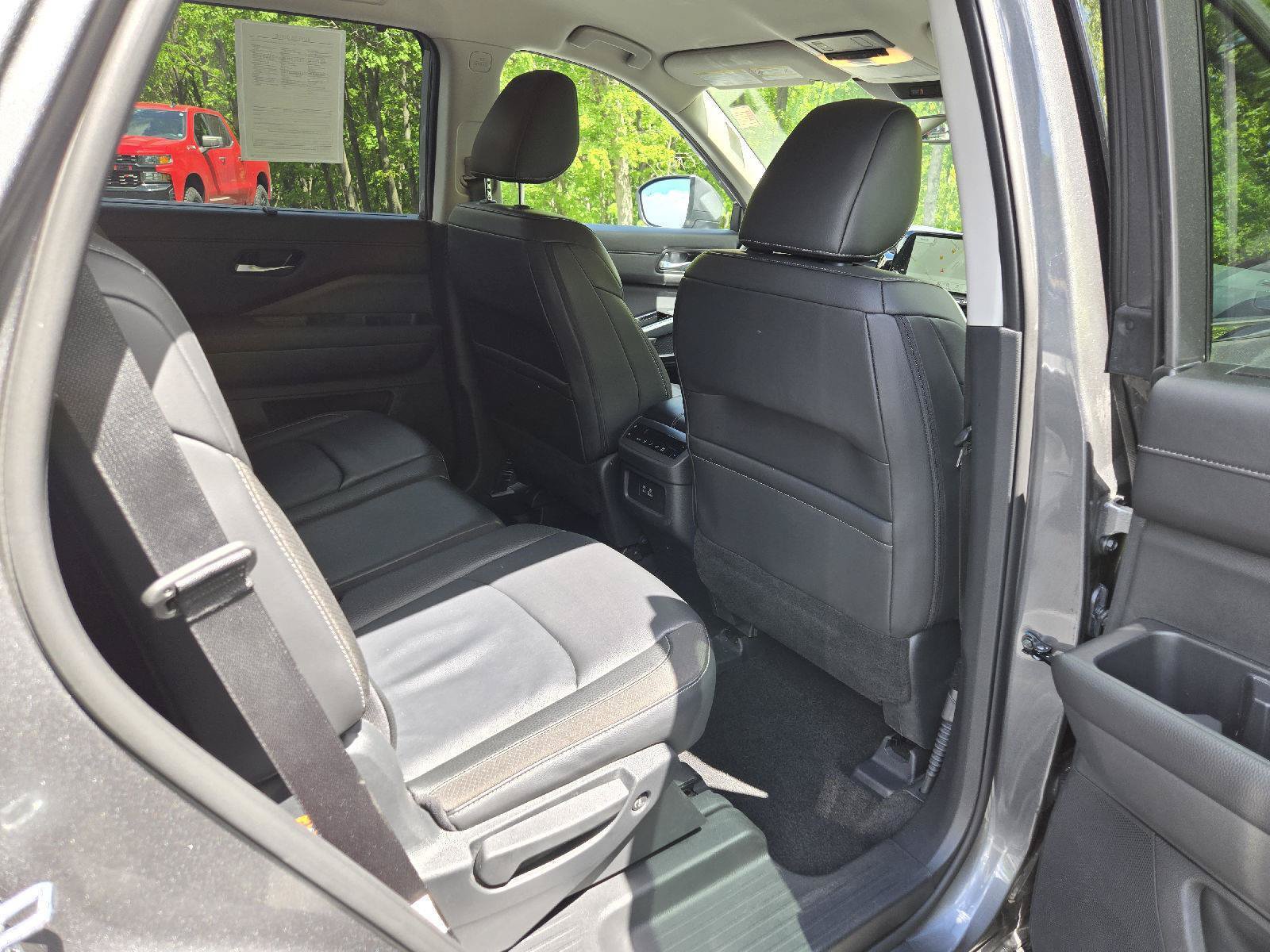 Used 2025 Nissan Pathfinder SL AWD/4WD image 28