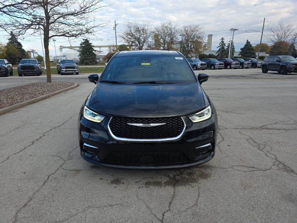 New 2026 Chrysler Pacifica Limited image 2