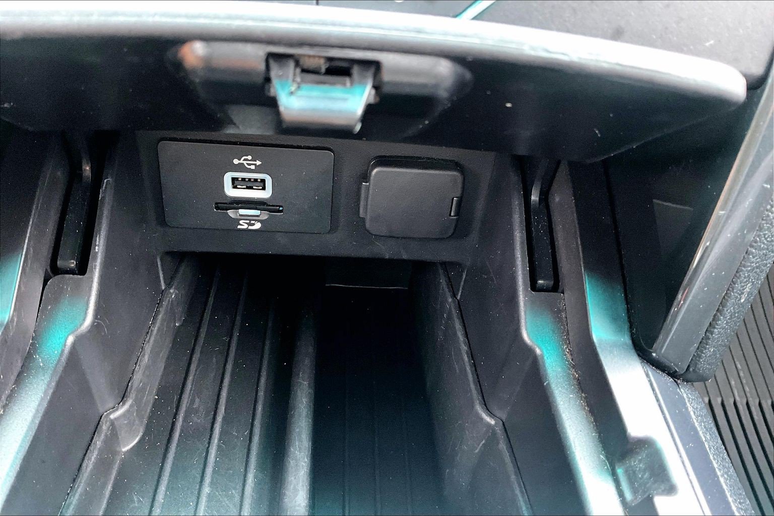 Used 2016 Ford Explorer XLT AWD/4WD image 16