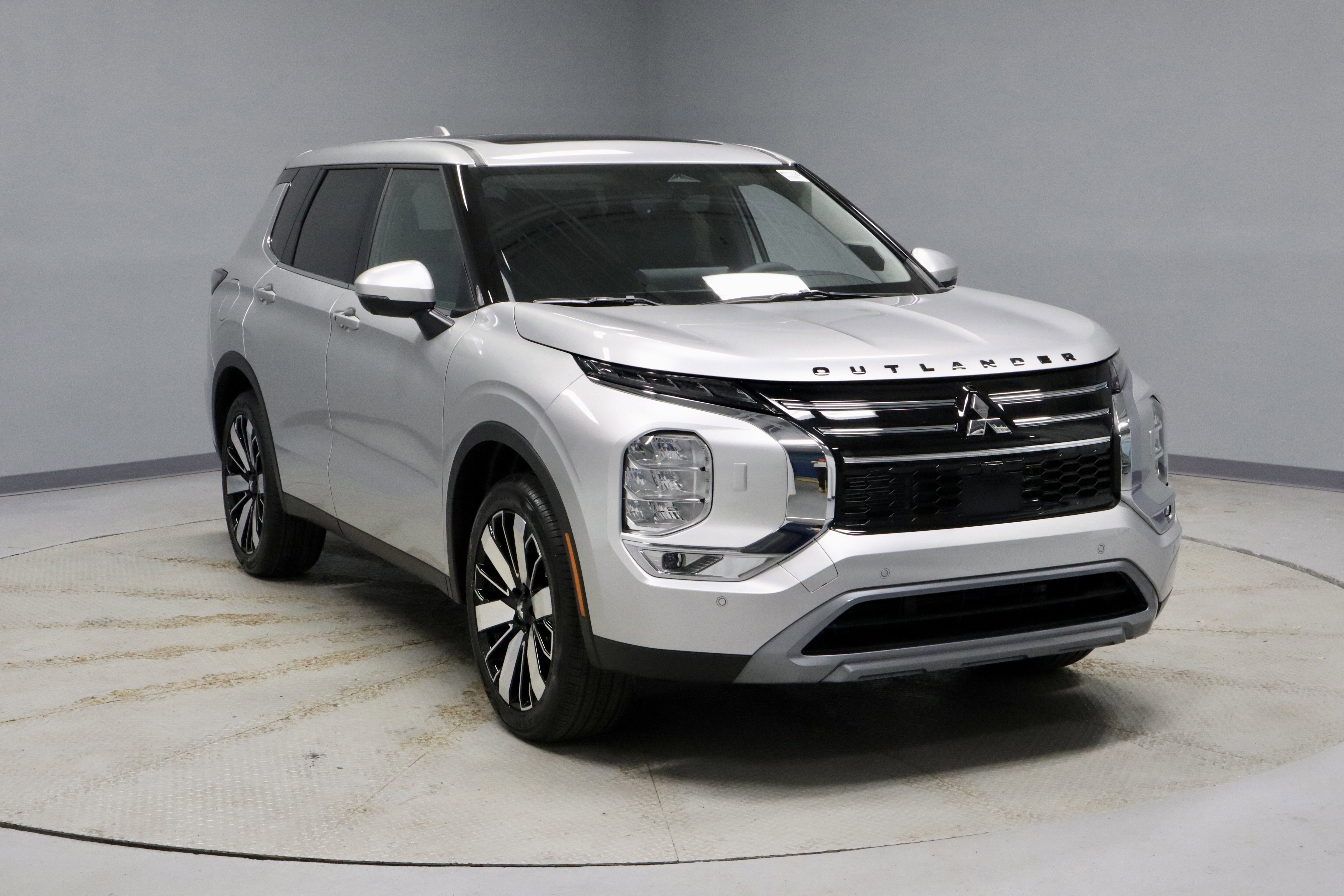 New 2026 Mitsubishi Outlander SE image 1