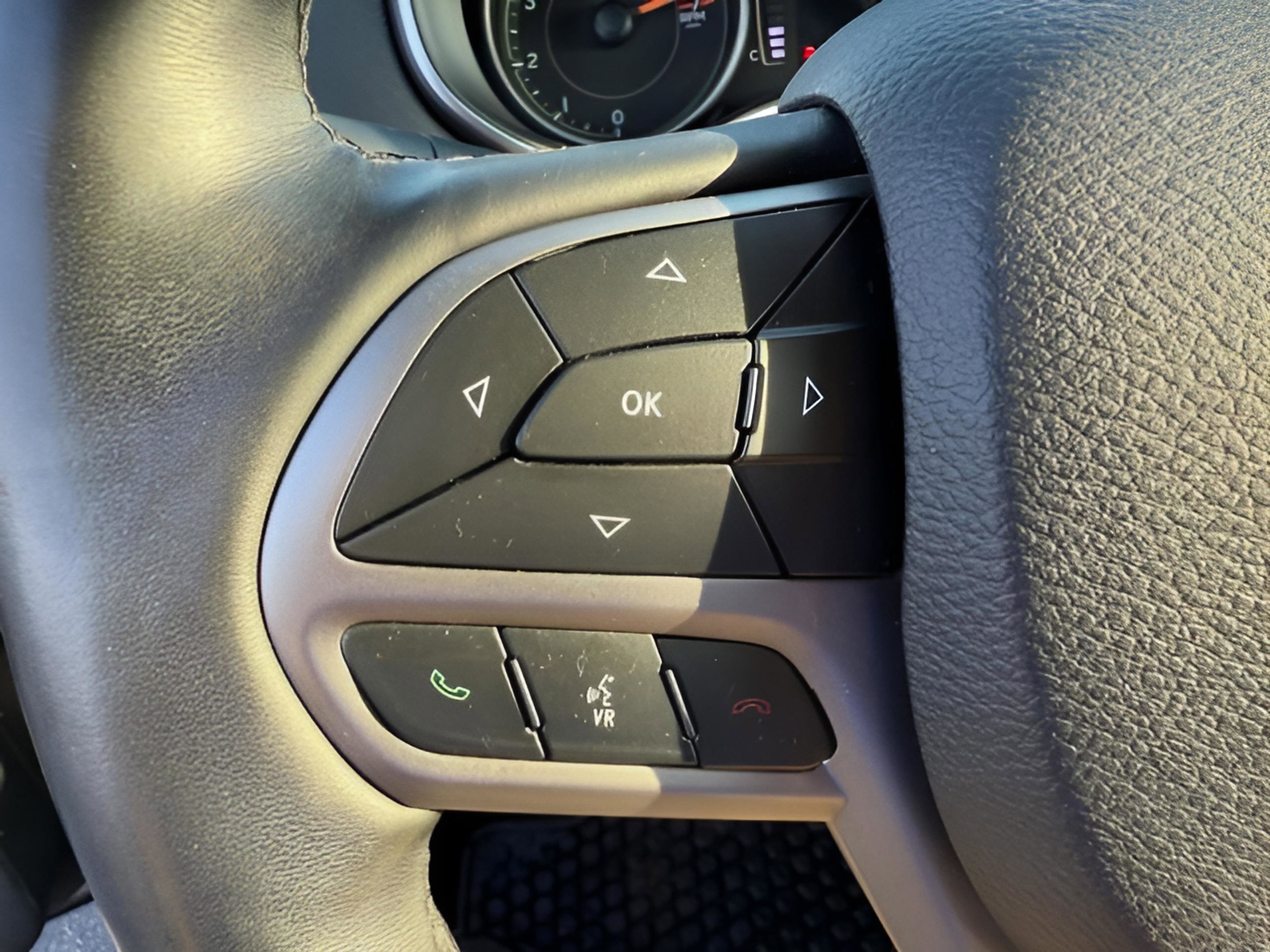 Used 2019 Jeep Cherokee Latitude Plus w/ Cold Weather Group AWD/4WD image 18