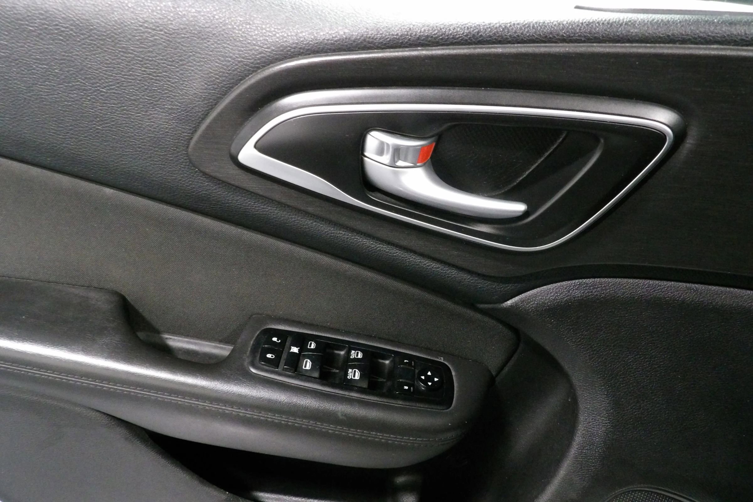 Used 2016 Chrysler 200 Limited w/ Convenience Group FWD image 7