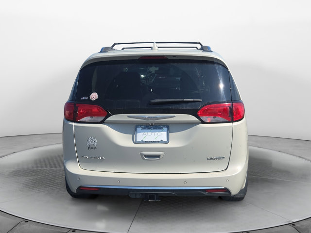 Used 2017 Chrysler Pacifica Limited FWD image 4