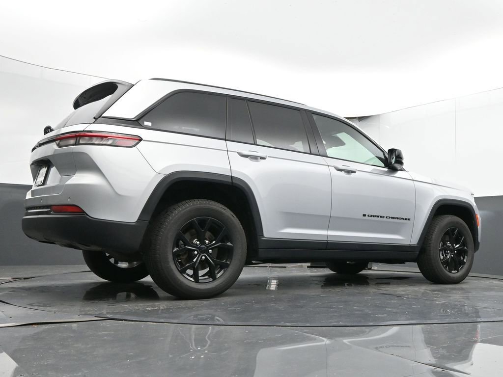 Used 2024 Jeep Grand Cherokee Altitude image 51
