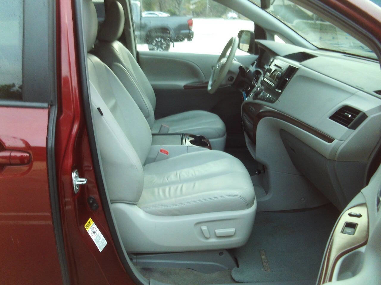 Used 2012 Toyota Sienna XLE image 31