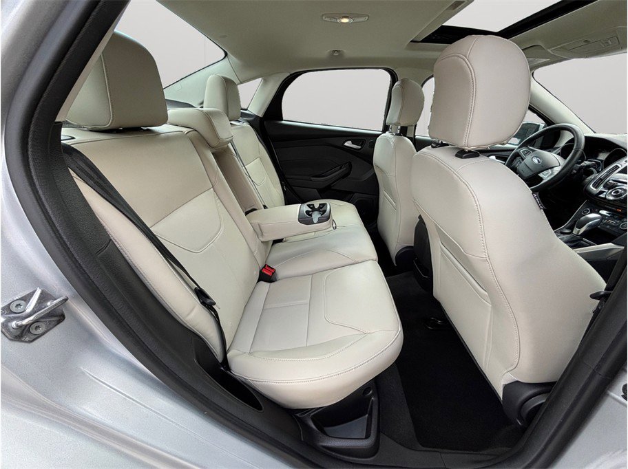 Used 2018 Ford Focus Titanium w/ Titanium Technology Package FWD image 43