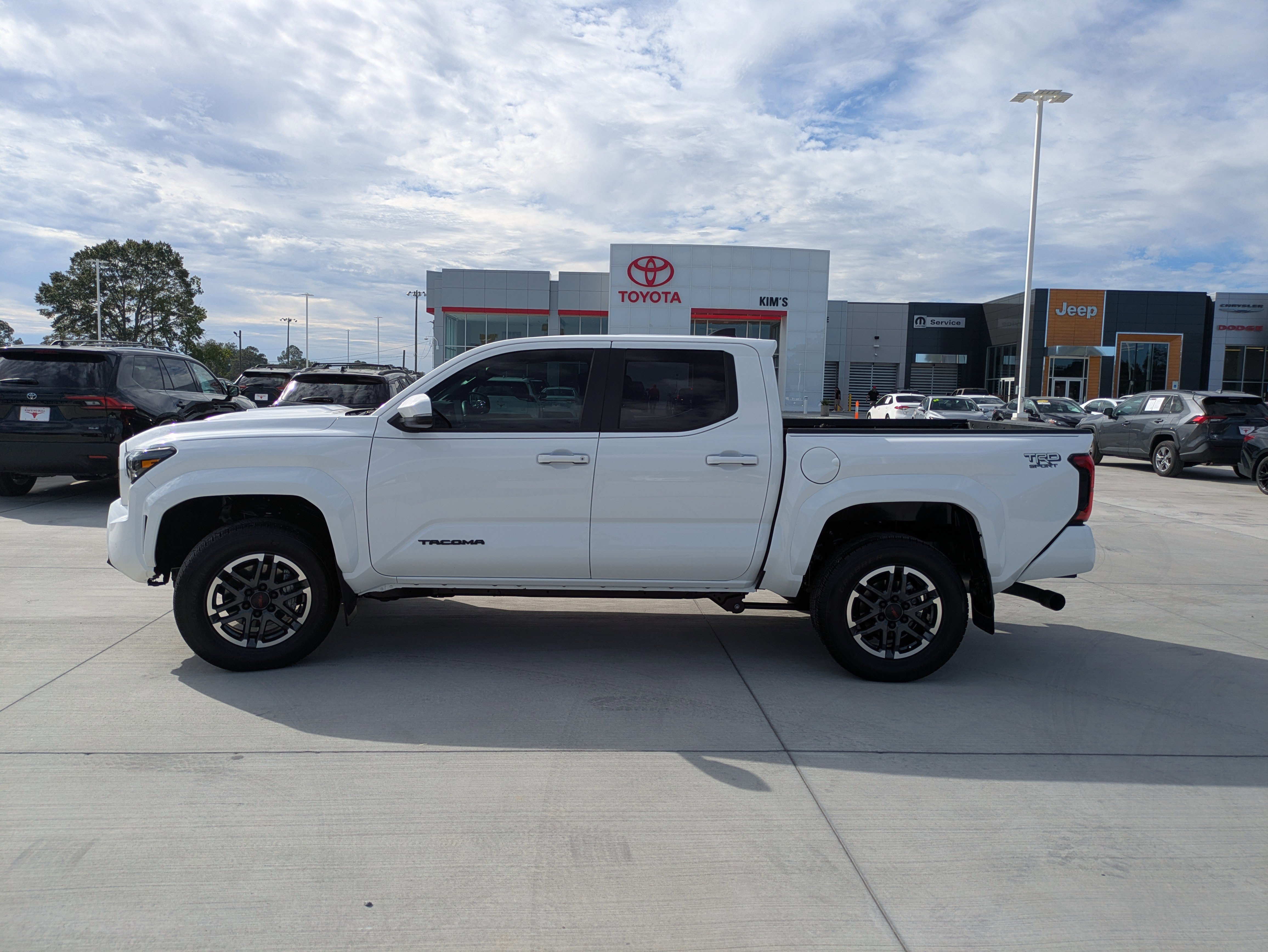 Used 2024 Toyota Tacoma TRD Sport w/ TRD Sport Upgrade Package image 4