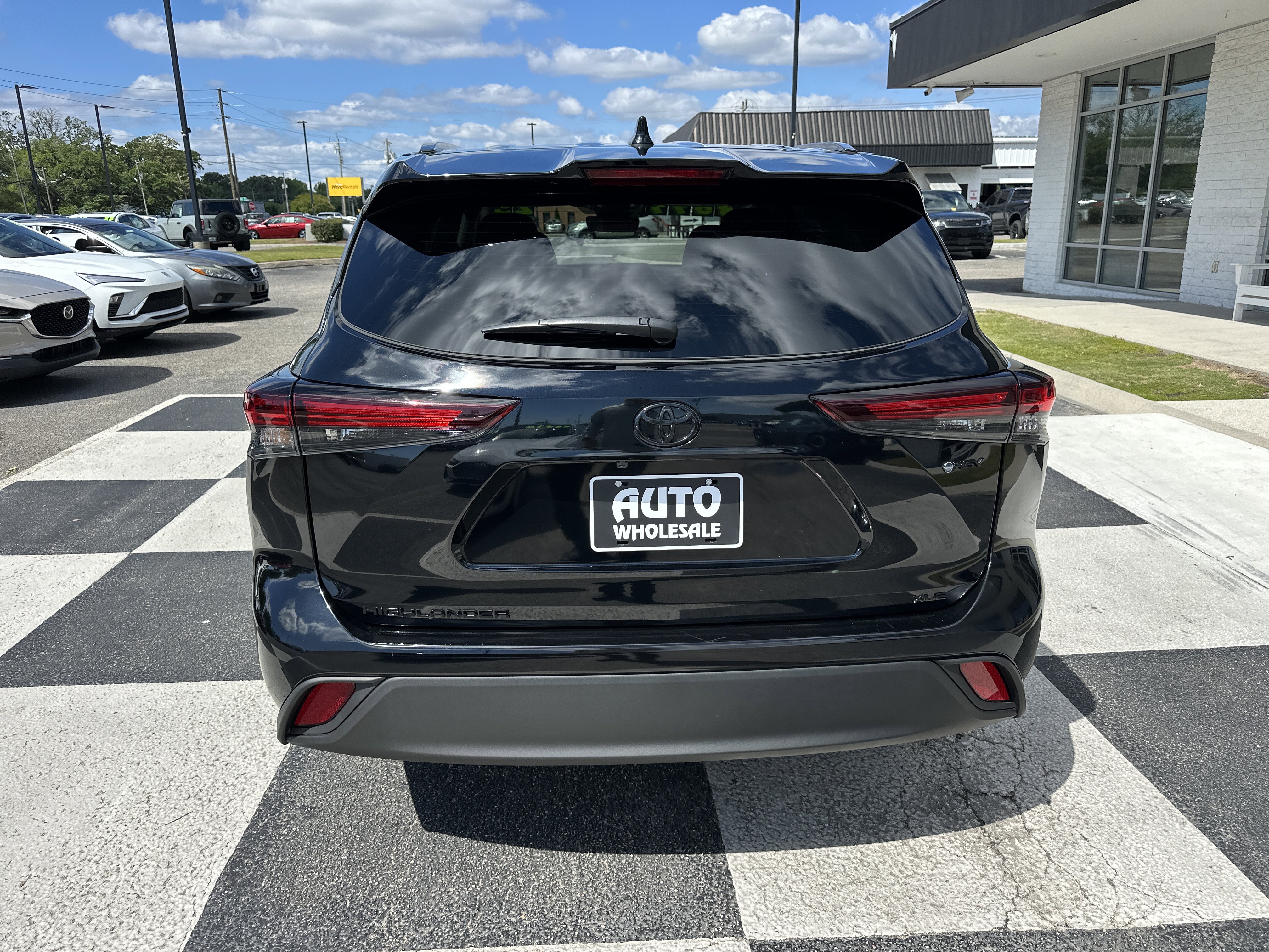 Used 2025 Toyota Highlander XLE AWD/4WD image 7