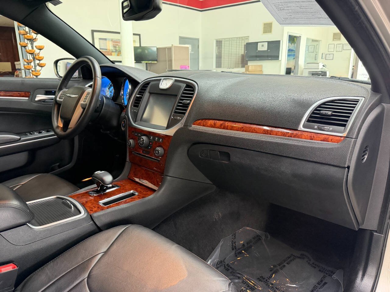 Used 2014 Chrysler 300 AWD w/ Driver Convenience Group image 16