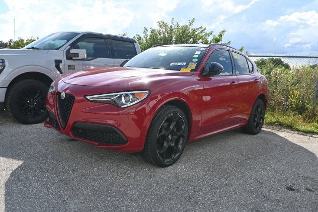 Used 2023 Alfa Romeo Stelvio Veloce AWD/4WD image 5