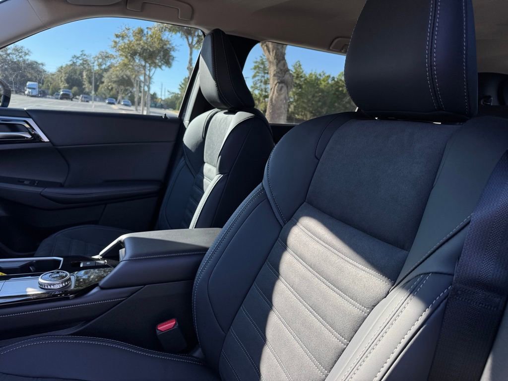 New 2025 Mitsubishi Outlander SE image 30