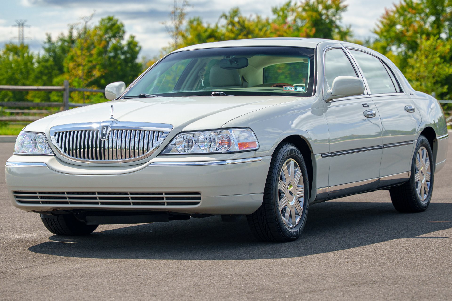 Used 2004 Lincoln Town Car Ultimate RWD image 5