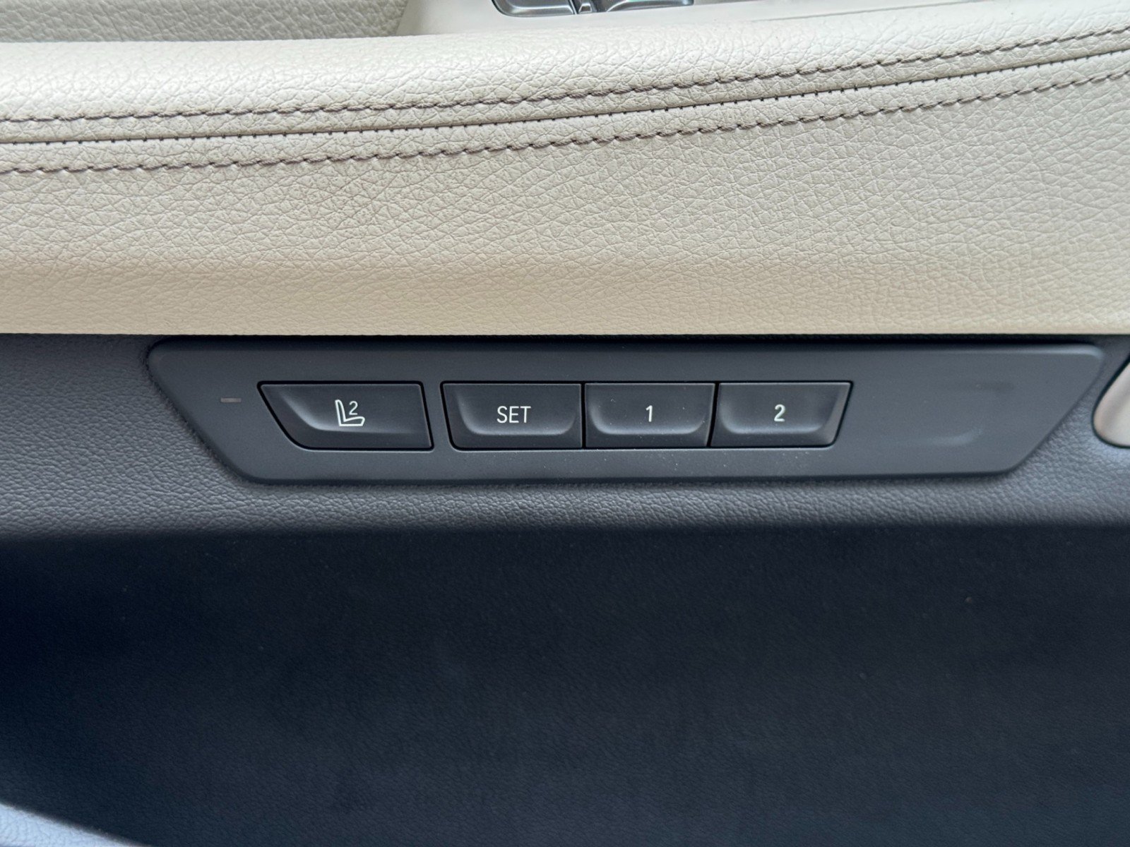 Used 2021 BMW 740i w/ M Sport Package RWD image 18