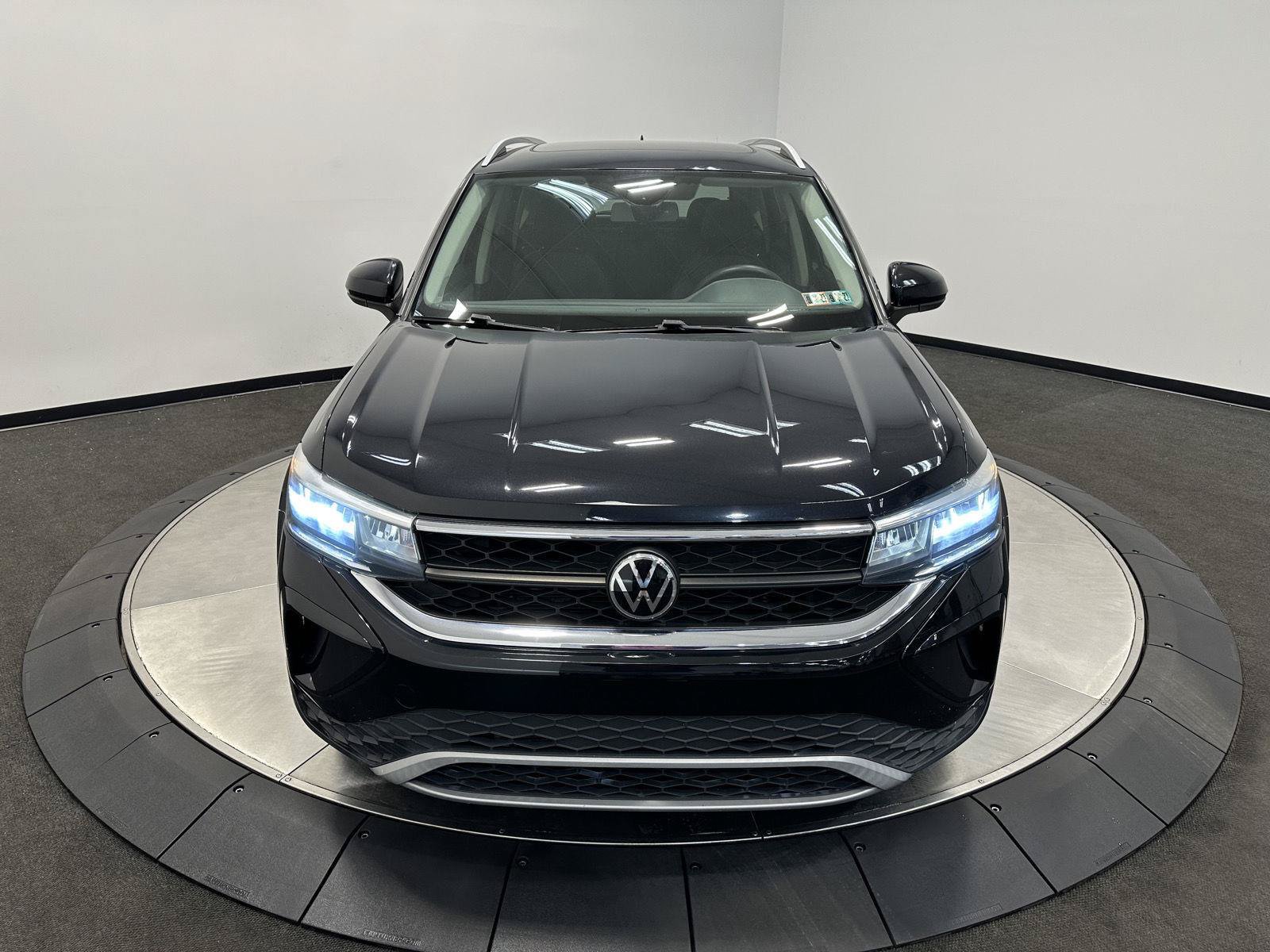 Used 2022 Volkswagen Taos SE w/ Panoramic Sunroof Package FWD image 3