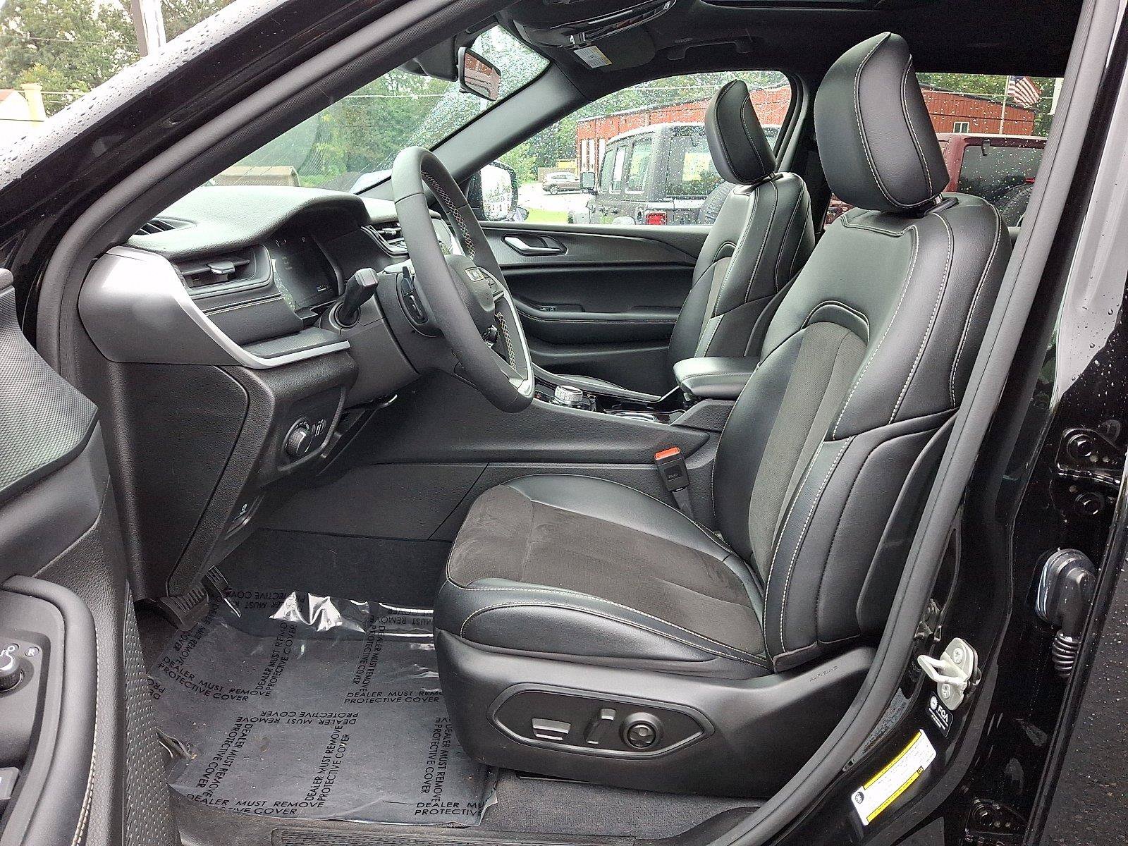 Used 2023 Jeep Grand Cherokee L Altitude AWD/4WD image 16