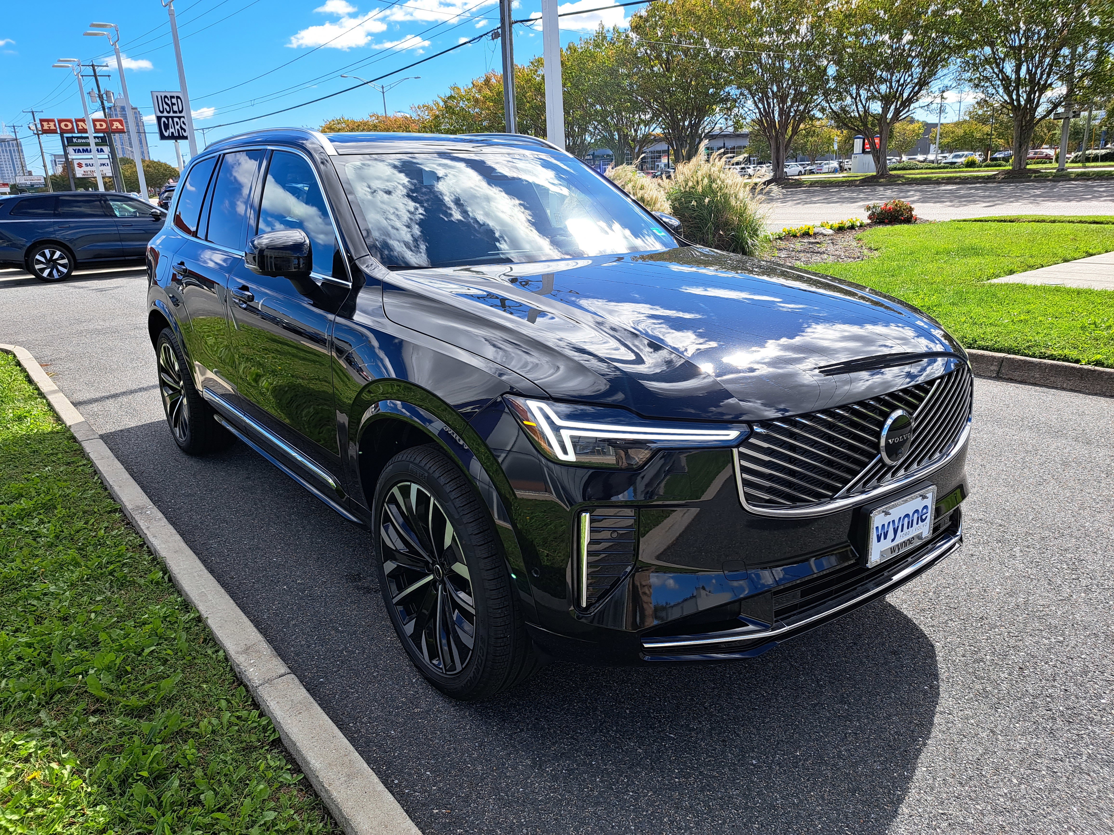 New 2025 Volvo XC90 T8 Plus w/ Protection Package Premier AWD/4WD image 2