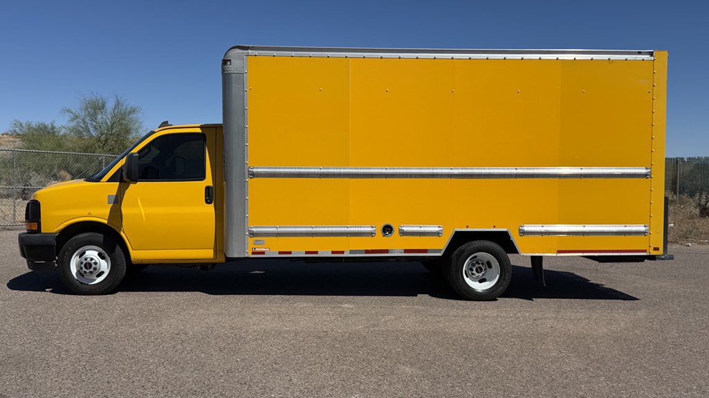 Used 2017 GMC Savana 3500 Extended RWD image 2