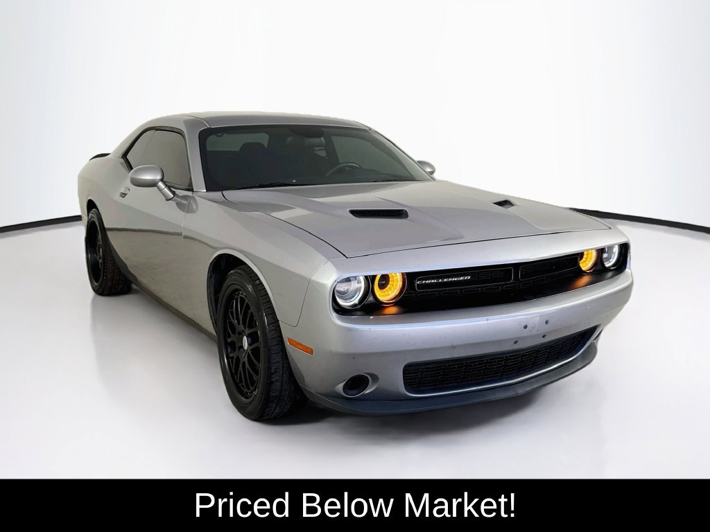 Used 2016 Dodge Challenger SXT RWD image 1