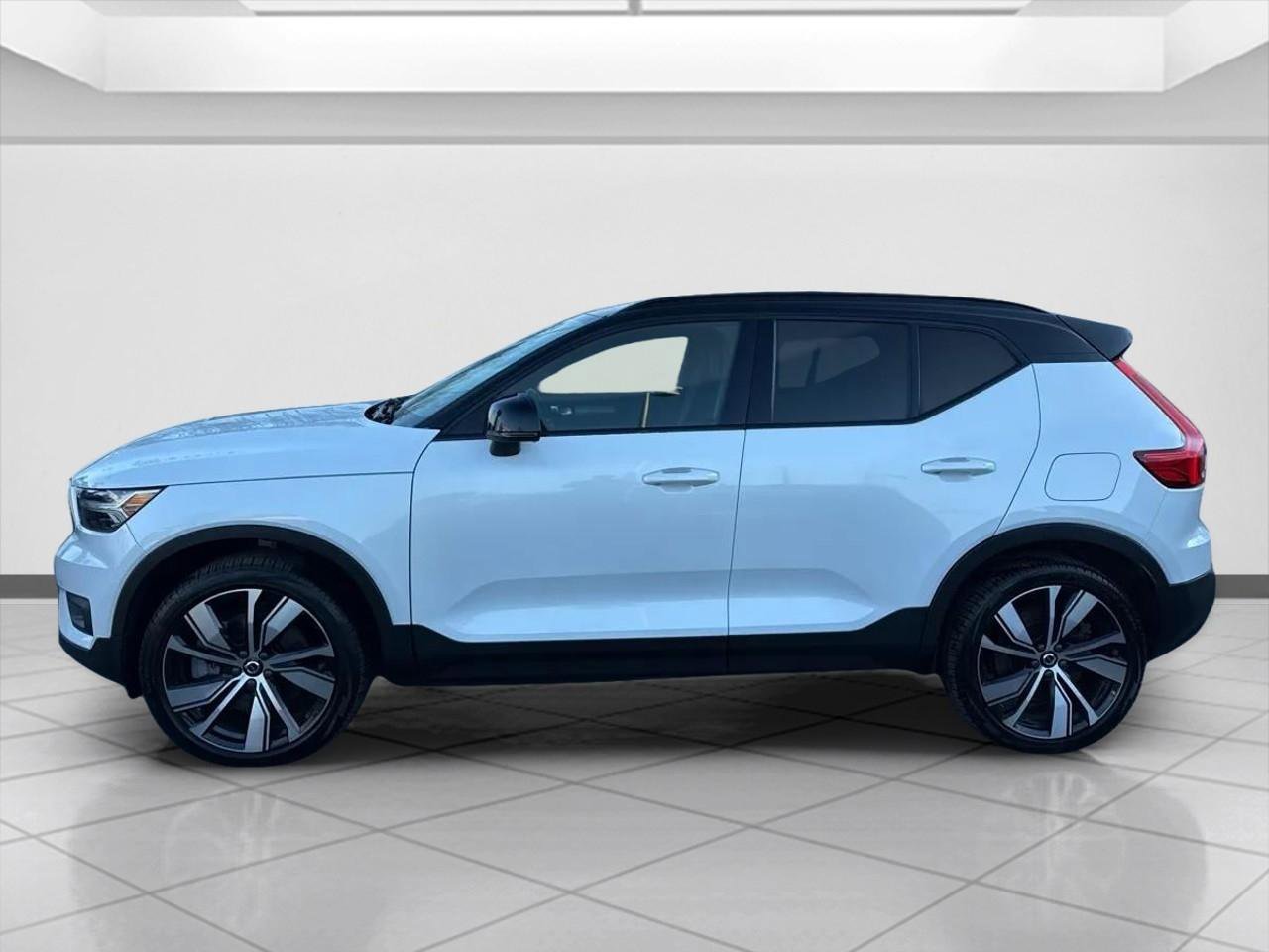 Used 2021 Volvo XC40 P8 Recharge w/ Climate Package image 4