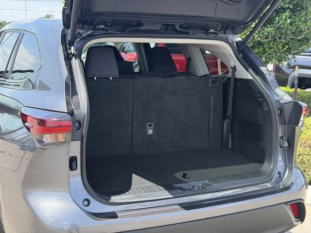 Certified 2025 Toyota Highlander LE FWD image 23