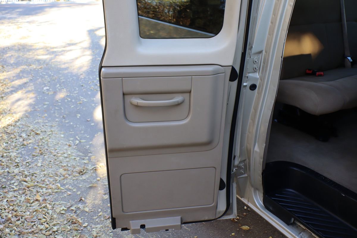 Used 2009 Ford E-350 and Econoline 350 Super Duty Wagon image 27