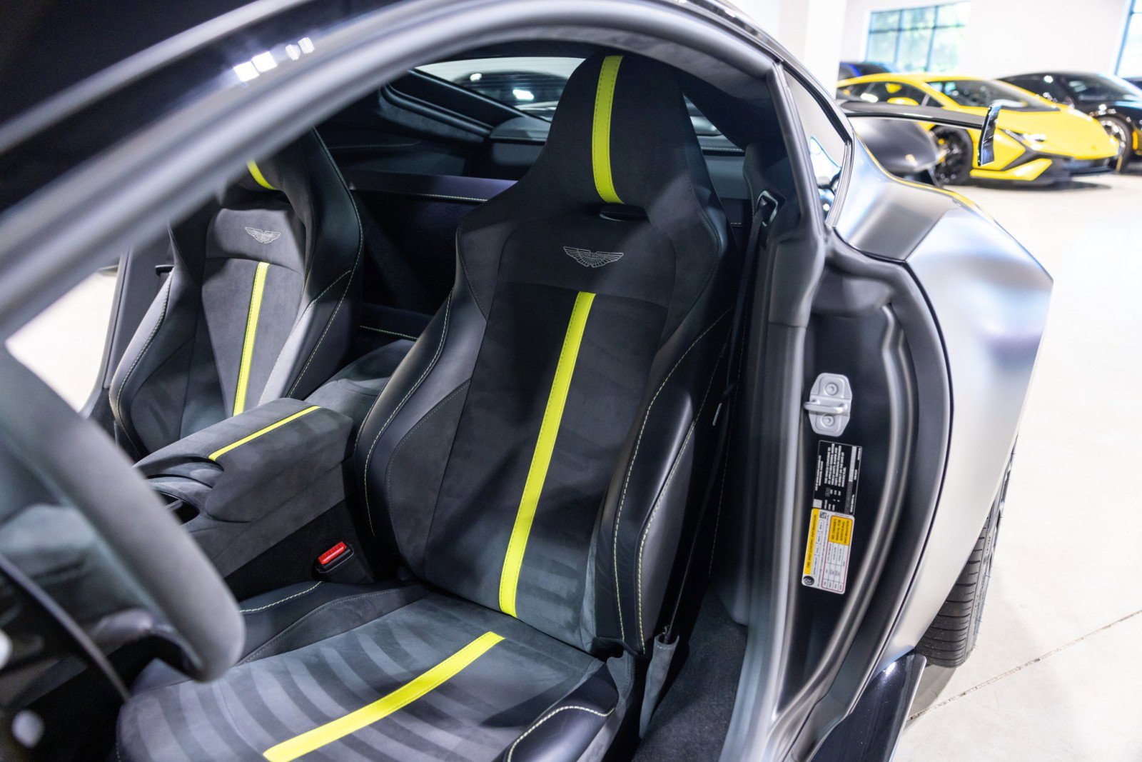 Used 2022 Aston Martin V8 Vantage Coupe RWD image 38