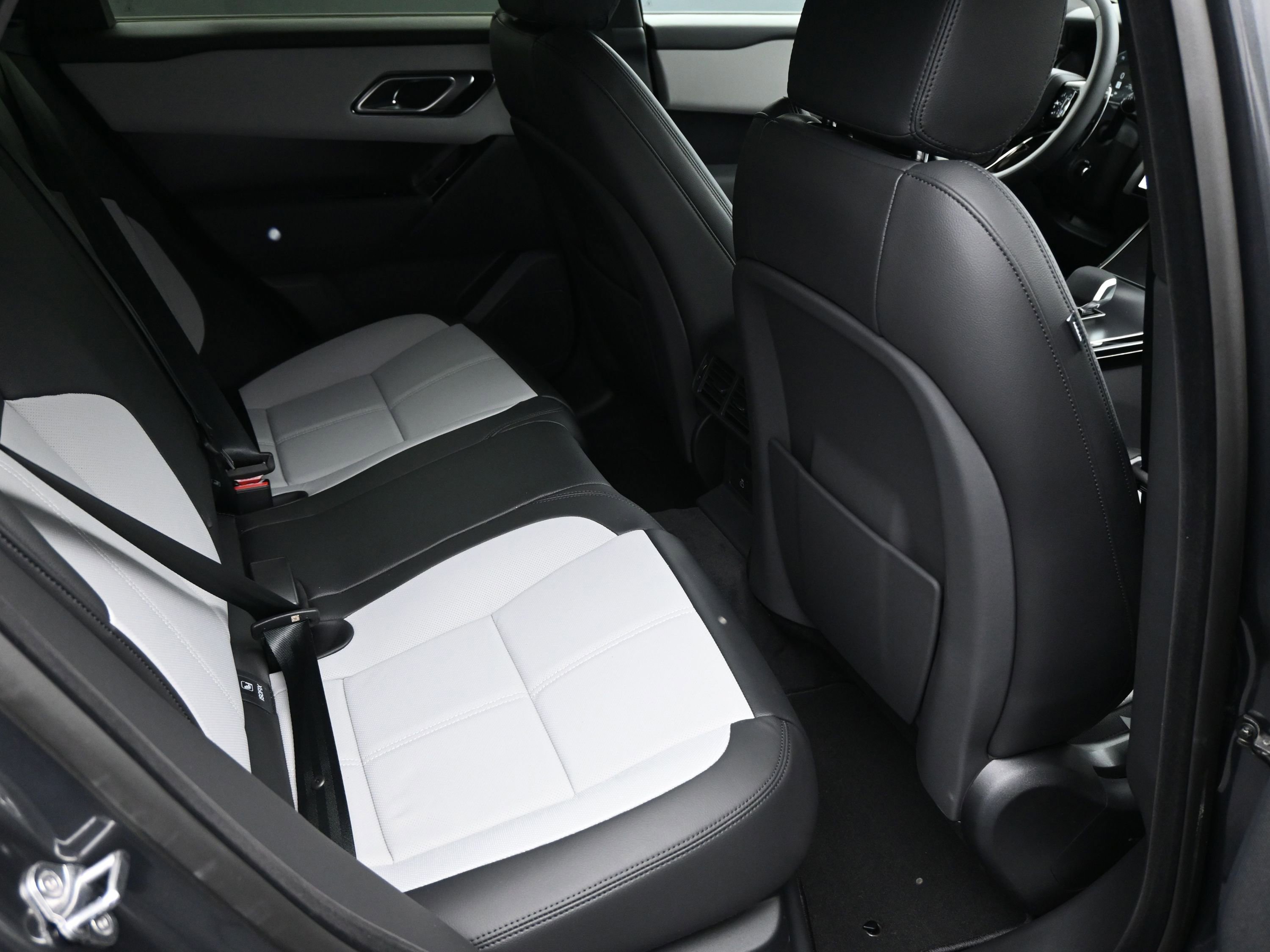 New 2026 Land Rover Range Rover Velar Dynamic SE image 9