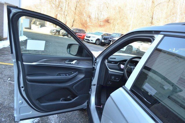 New 2025 Jeep Grand Cherokee Limited image 12