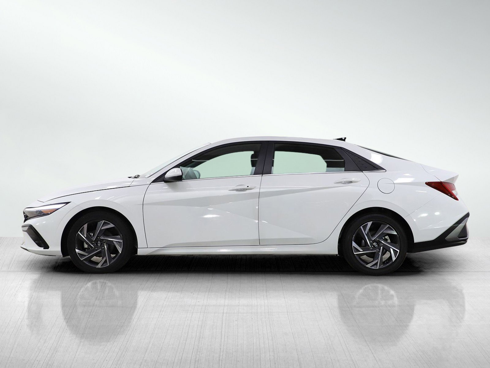 Used 2025 Hyundai Elantra SEL FWD image 2