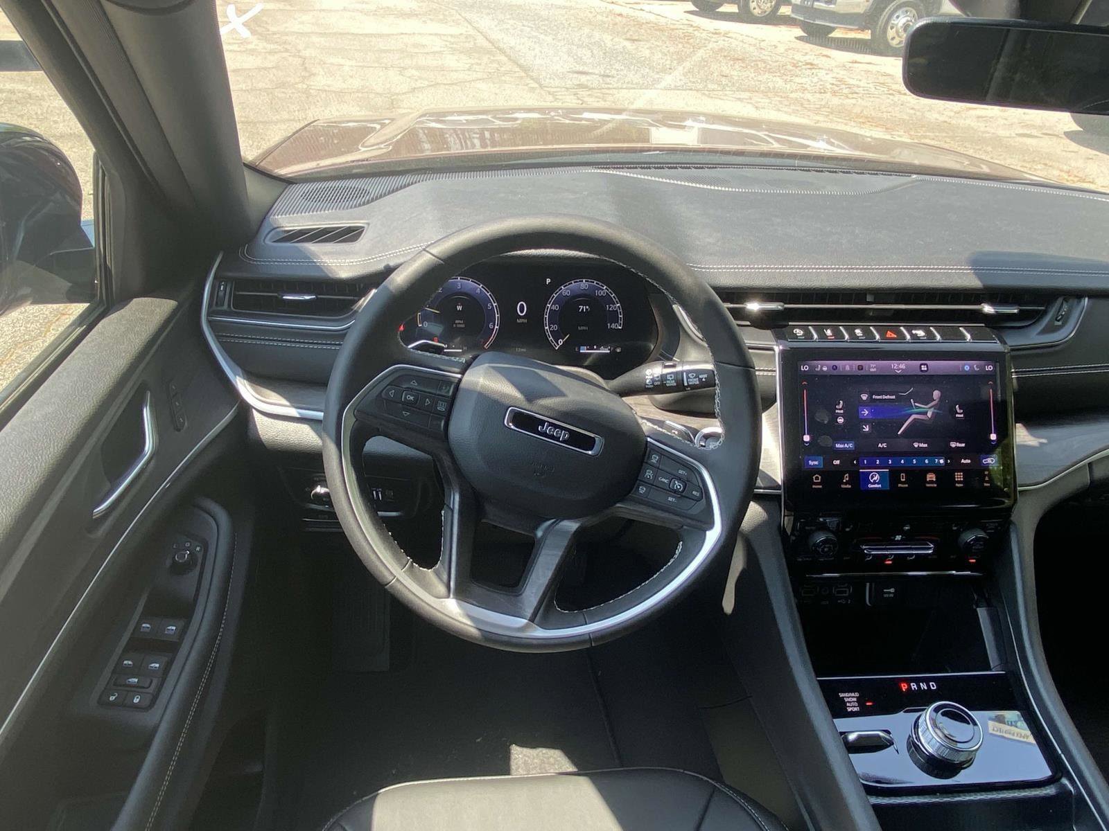 New 2025 Jeep Grand Cherokee Limited w/ Black Appearance Package image 18