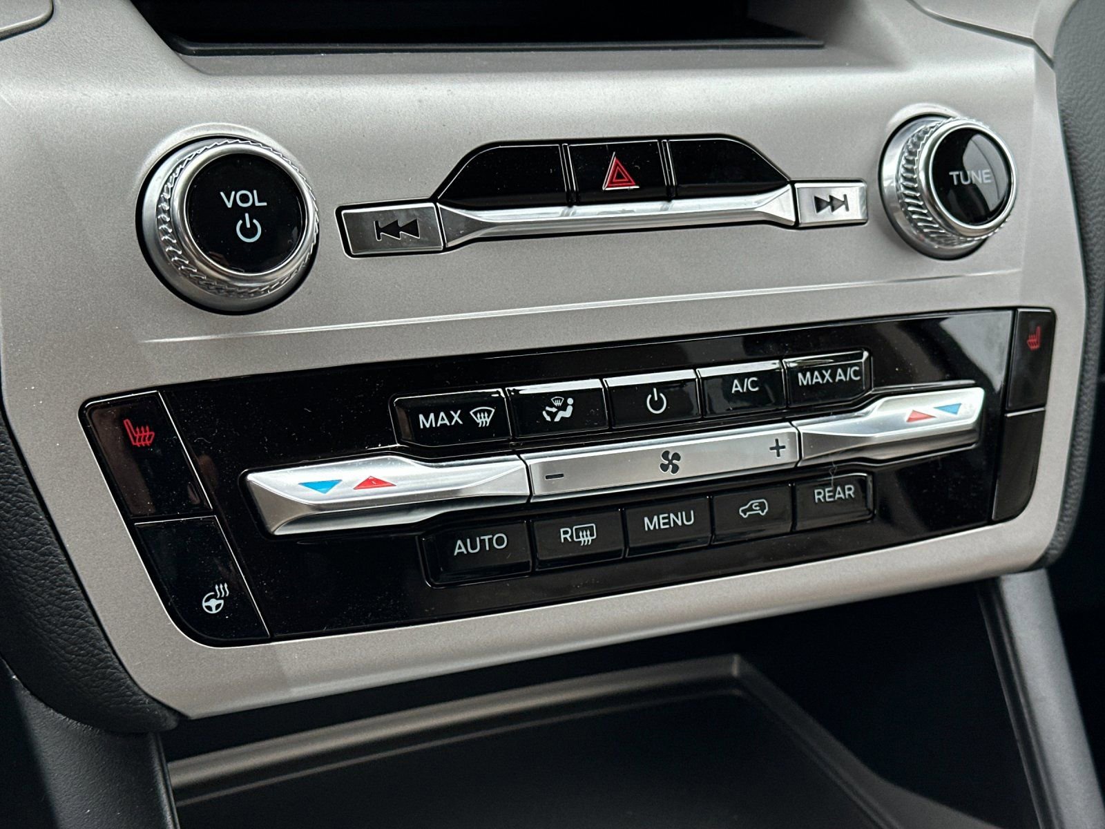 Used 2024 Ford Explorer XLT w/ Equipment Group 202A image 23