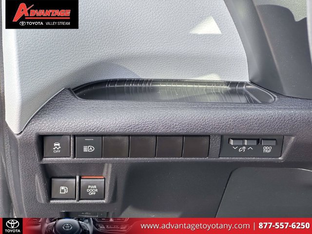 Used 2025 Toyota Sienna XLE FWD image 24