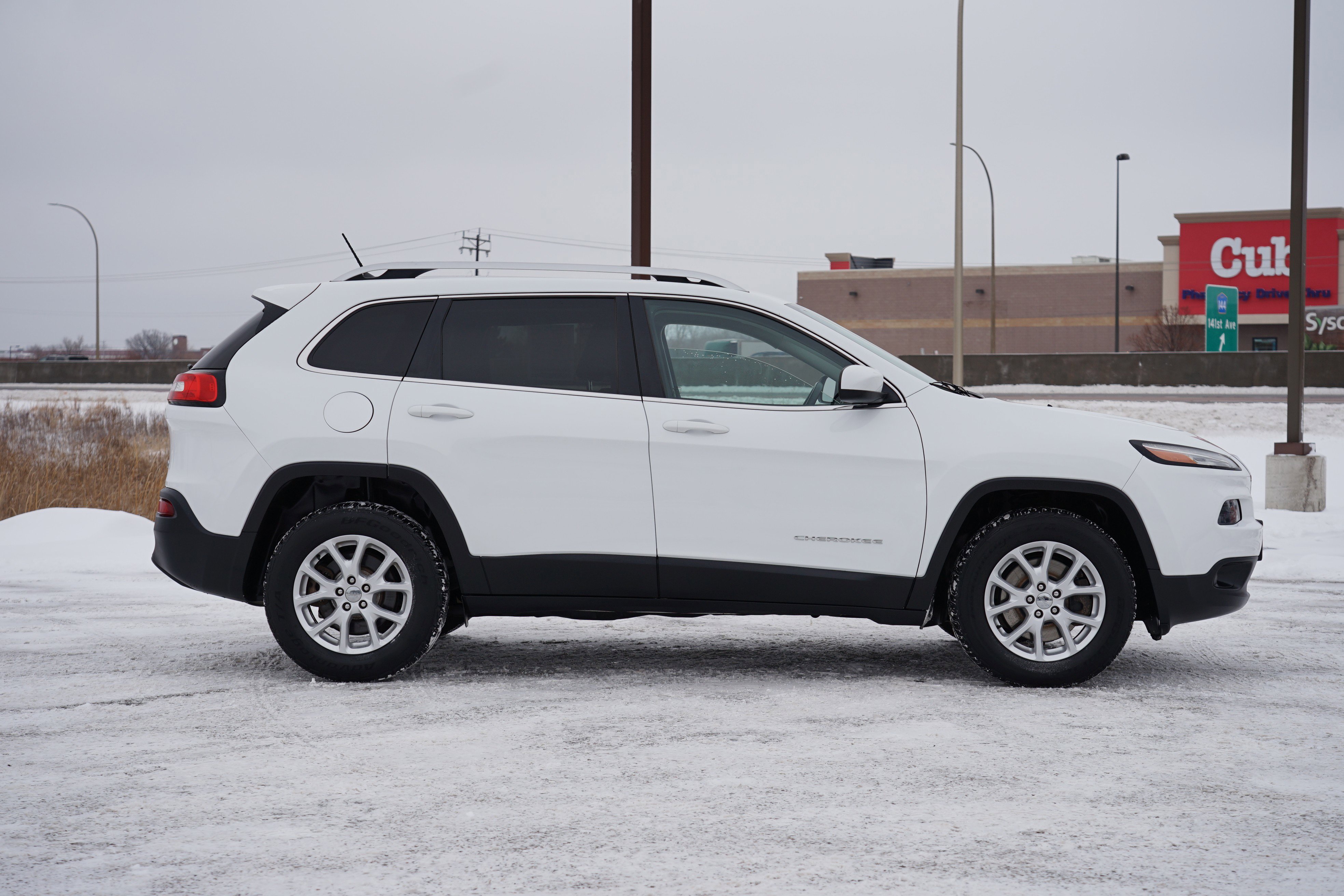 Used 2016 Jeep Cherokee Latitude w/ Cold Weather Group image 2