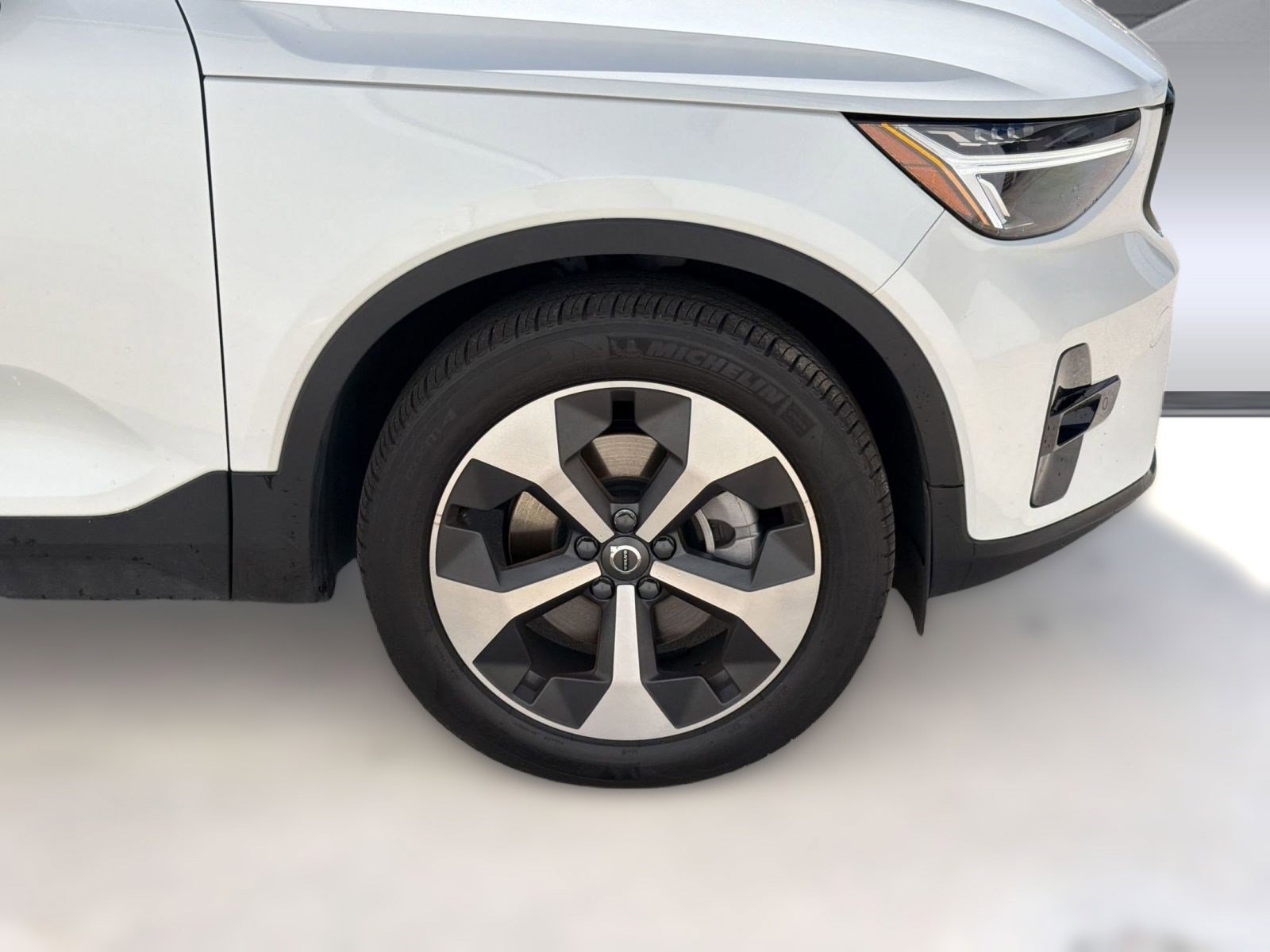 Certified 2023 Volvo XC40 B5 Plus w/ Protection Package Premier image 11