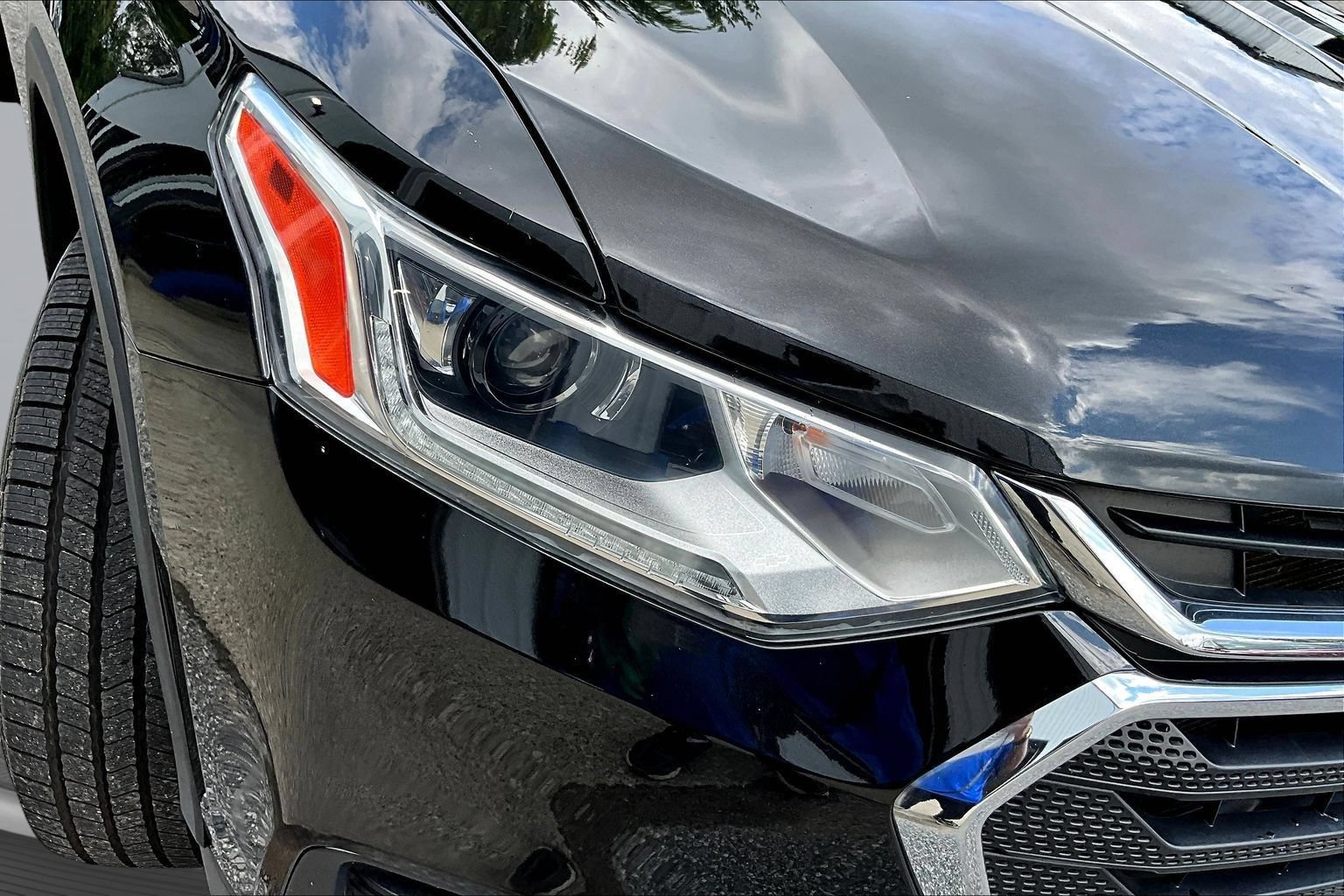 Used 2021 Chevrolet Traverse LS AWD/4WD image 32