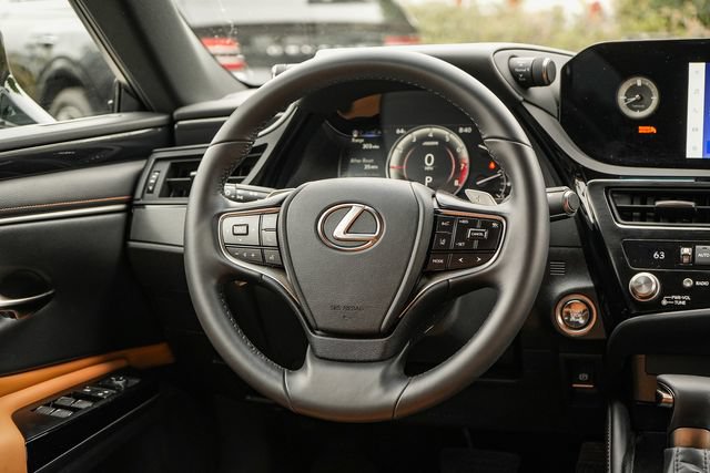 Used 2025 Lexus ES 350 w/ Accessory Package (Z2) FWD image 17