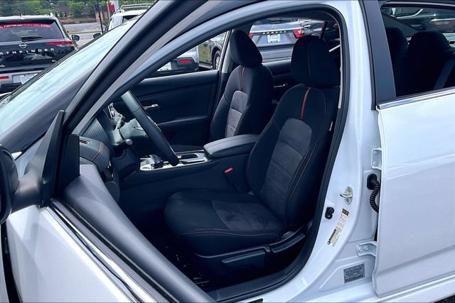 Certified 2025 Nissan Sentra SR w/ Lighting Package FWD image 18