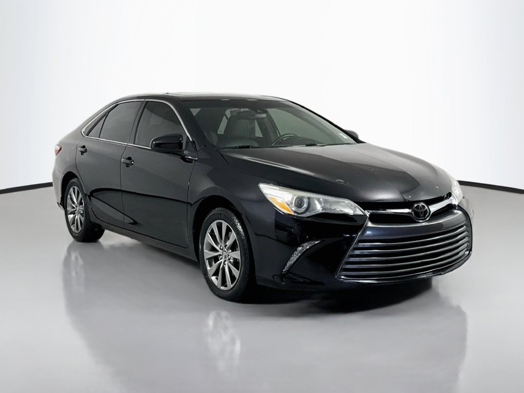 Used 2015 Toyota Camry XLE w/ Moonroof Package FWD image 4