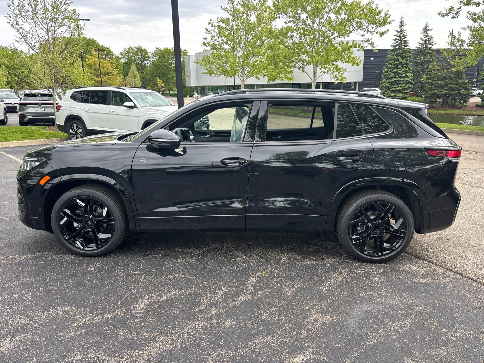 New 2026 Volkswagen Tiguan SE R-Line FWD image 8