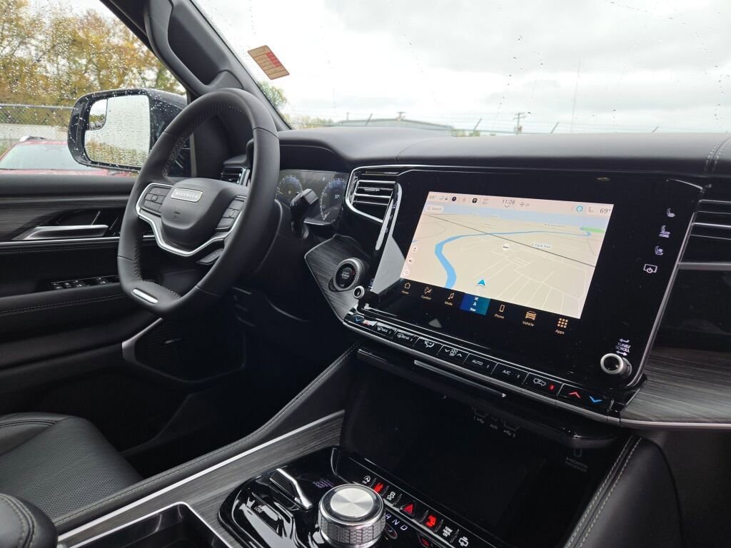 Used 2023 Jeep Wagoneer Series III w/ Preferred Equipment Group image 7